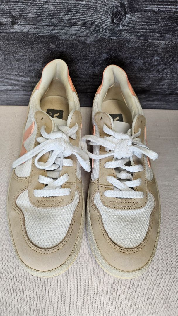 Veja Multi Leather Sneaker (40)