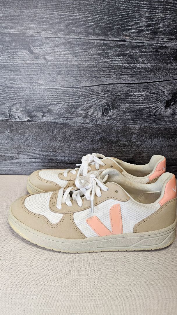 Veja Multi Leather Sneaker (40)