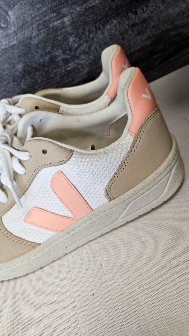 Veja Multi Leather Sneaker (40)