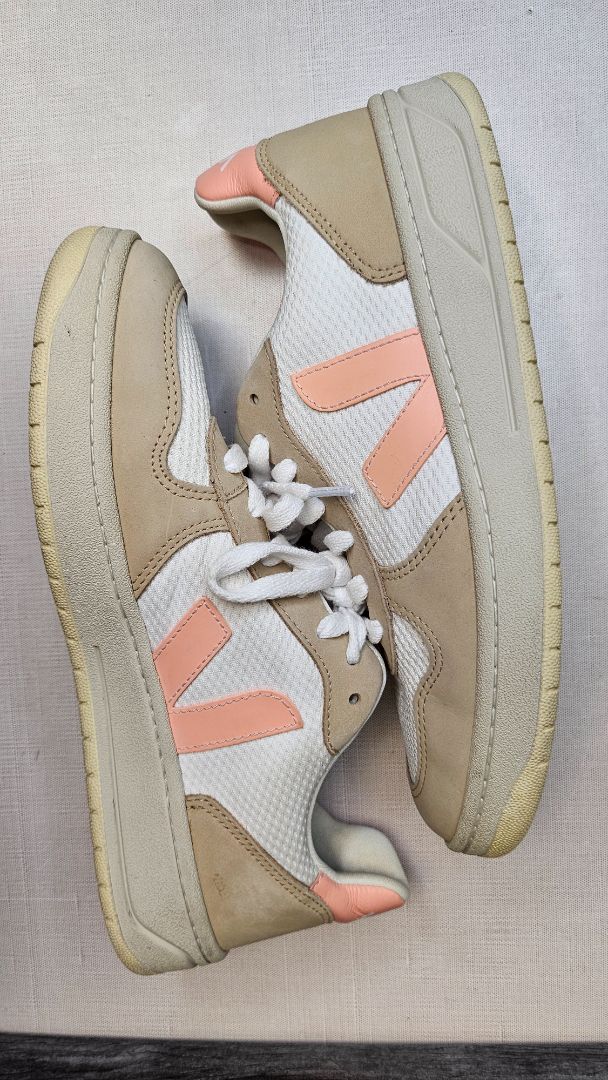 Veja Multi Leather Sneaker (40)