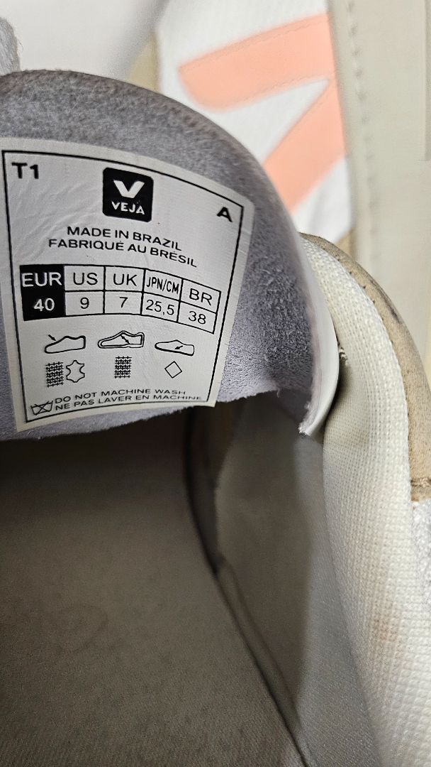 Veja Multi Leather Sneaker (40)
