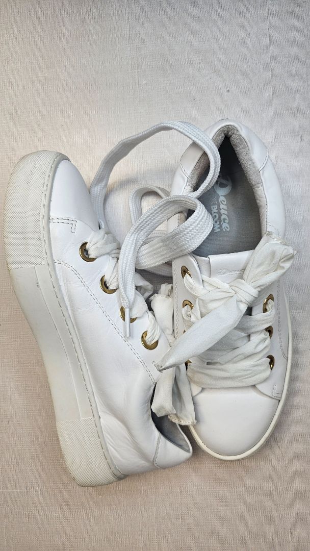 Deuce White Vale Sneaker (40)