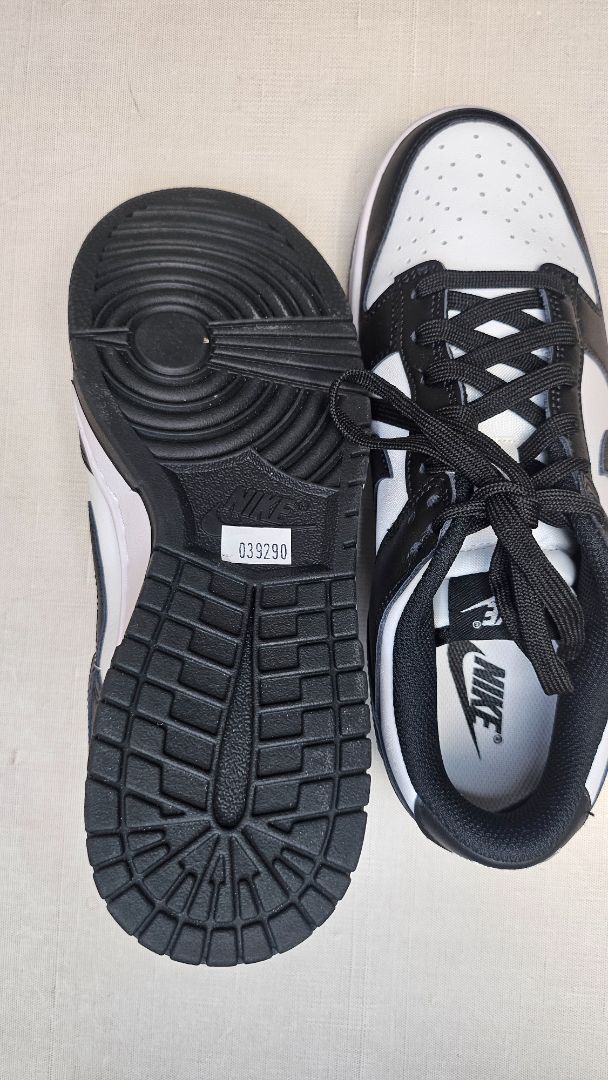Nike B/W Panda Sneaker (40.5)