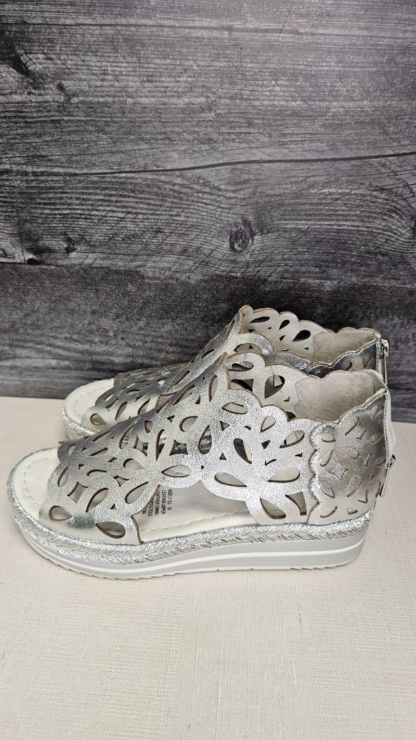 Django & Juliette Silver Laser Cut Wedge Sandal (37)