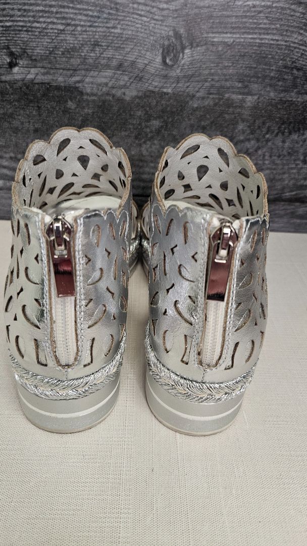 Django & Juliette Silver Laser Cut Wedge Sandal (37)