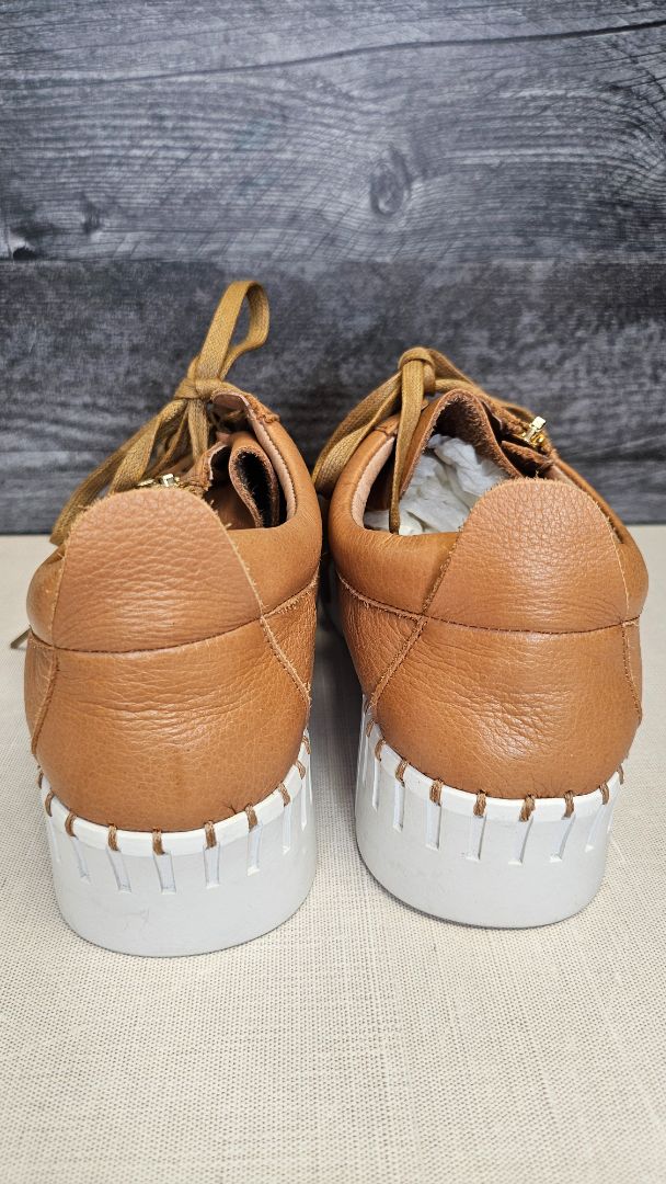 Django & Juliette Tan Leather Sneaker (41)