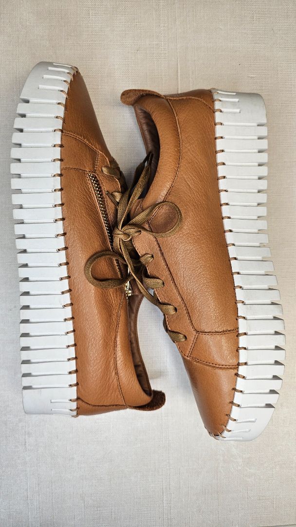 Django & Juliette Tan Leather Sneaker (41)