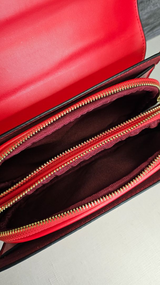 Unknown Red Crossbody Bag (22cmx16cmx5cm)