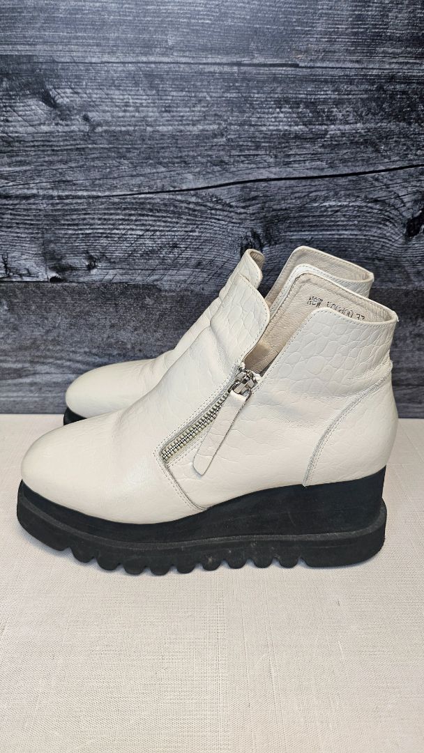 Minx Cream Voodoo Leather Boot (37)