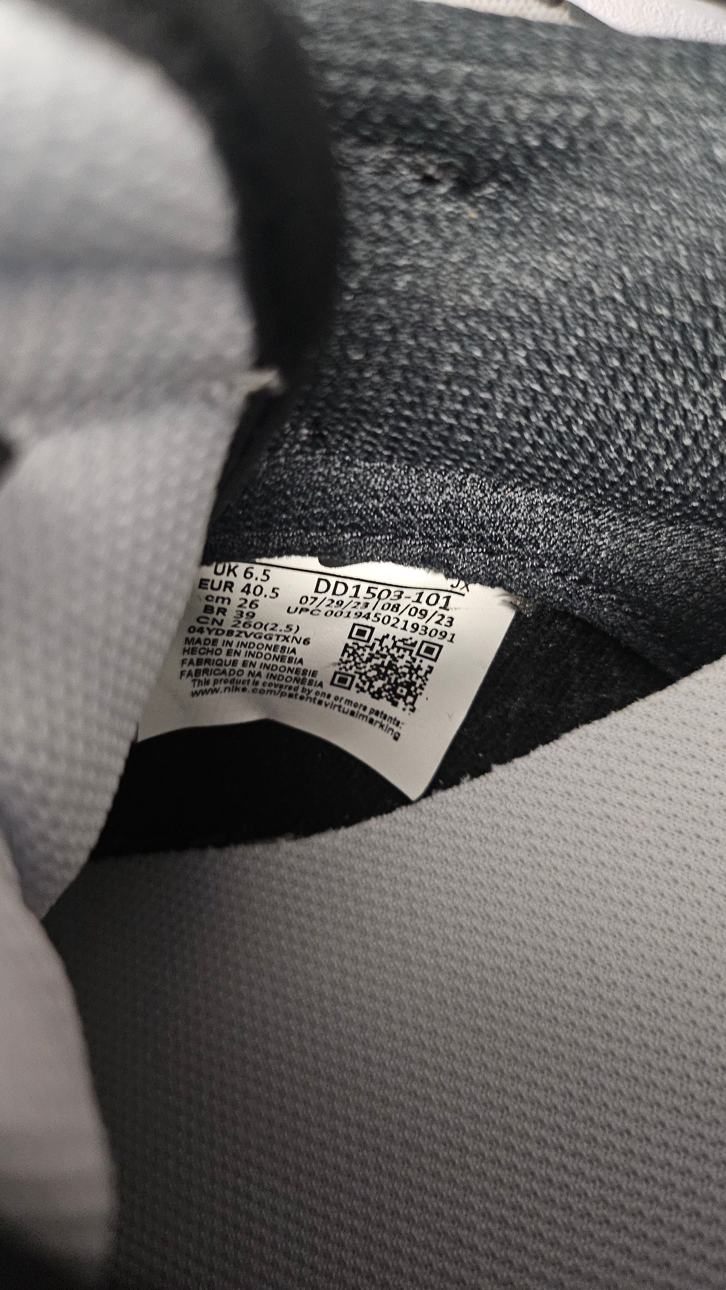 Nike B/W Panda Sneaker (40.5)