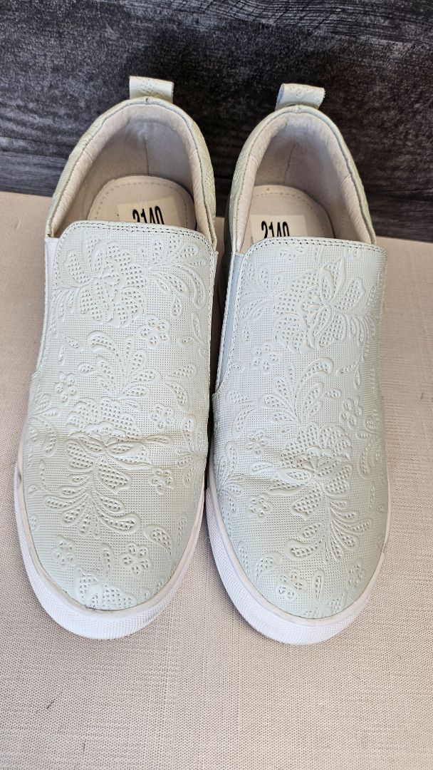 Minx Winter White Textured Sneaker (38)