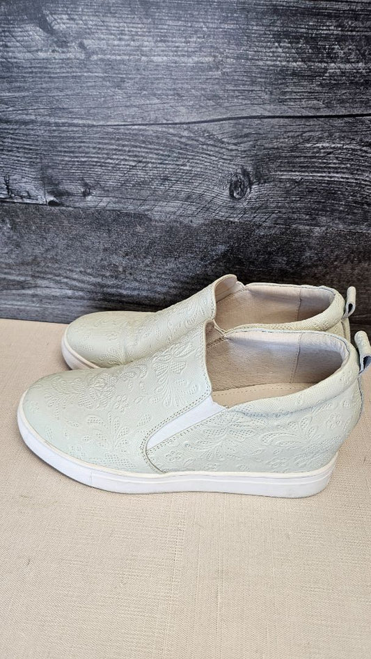 Minx Winter White Textured Sneaker (38)