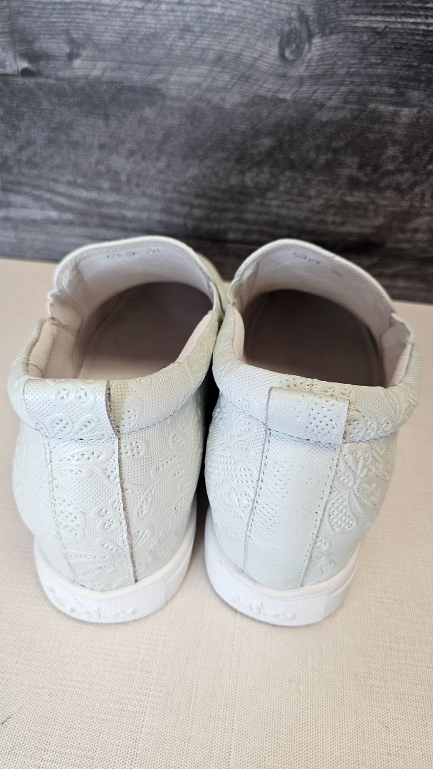 Minx Winter White Textured Sneaker (38)