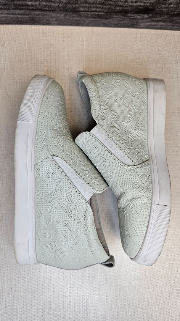 Minx Winter White Textured Sneaker (38)