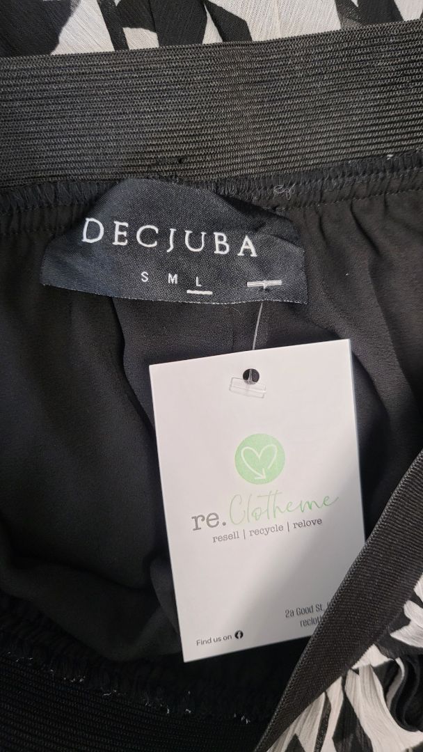 Decjuba  B/W Pleated Skirt (14)