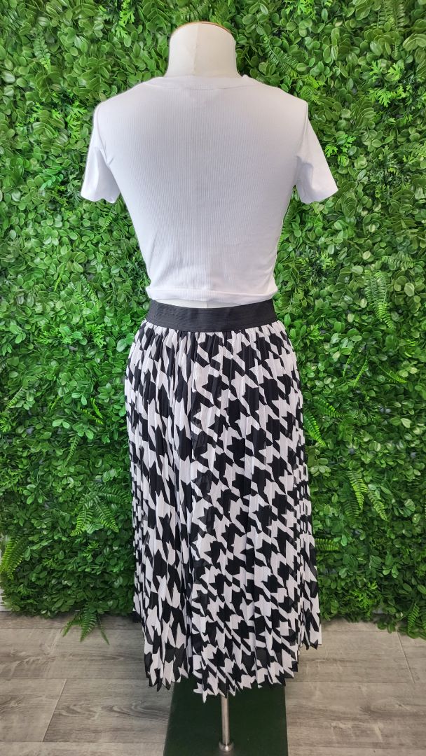 Decjuba  B/W Pleated Skirt (14)