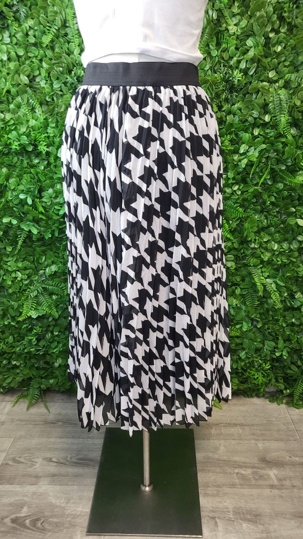 Decjuba  B/W Pleated Skirt (14)