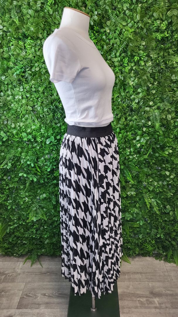 Decjuba  B/W Pleated Skirt (14)