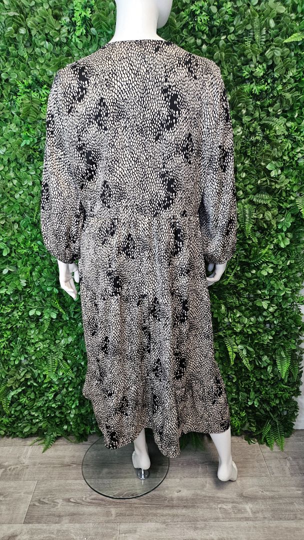 Isla-Maree B/W Patterned Dress (22)