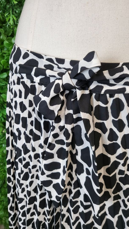 Portmans B/W Pleated Skirt (16)