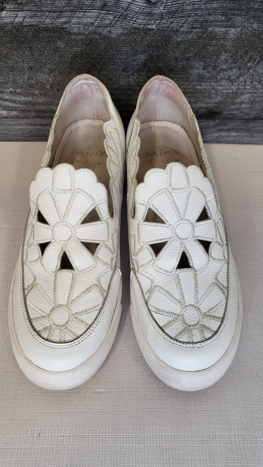 Minx White Flower Wedge Sneaker (38)