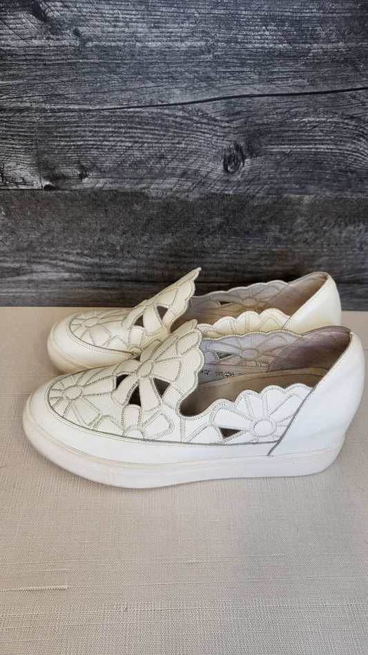 Minx White Flower Wedge Sneaker (38)