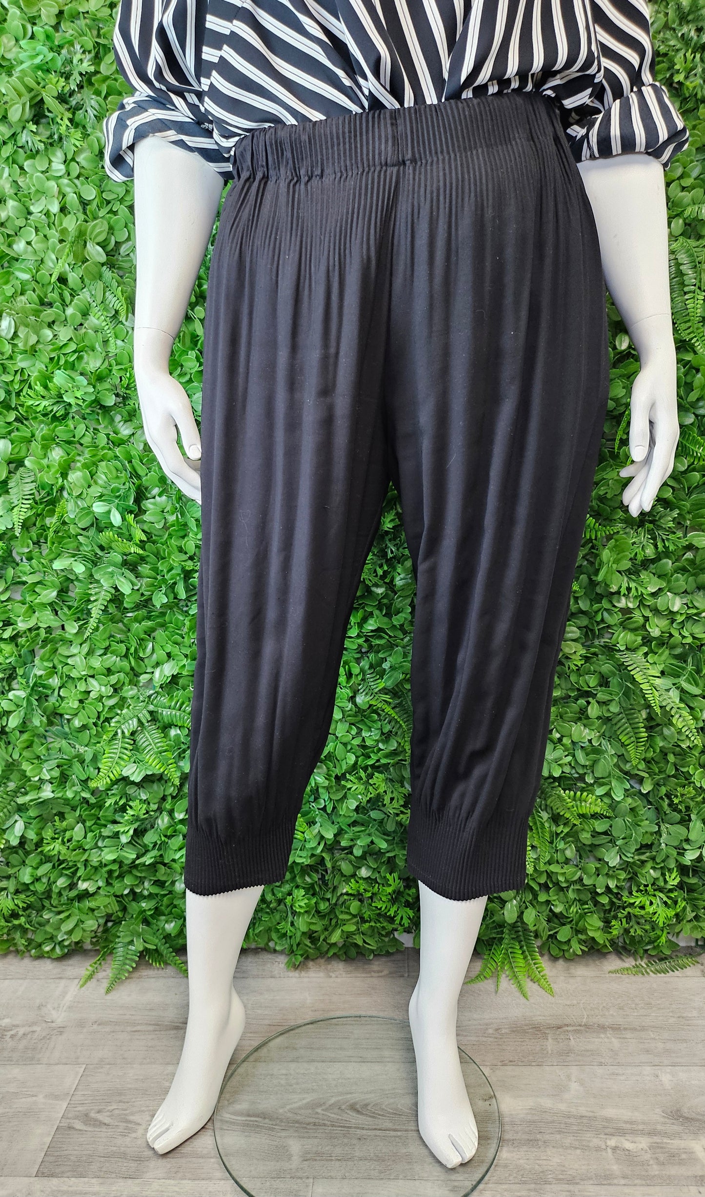 TS Black Crop Pant (16-18)