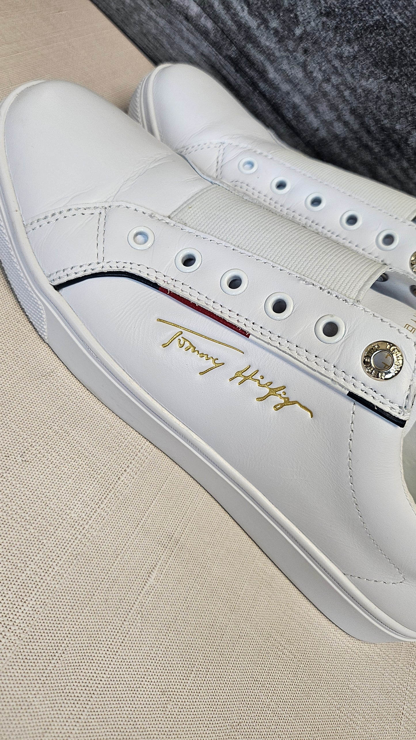 Tommy Hilfiger  White Sneakers (40)