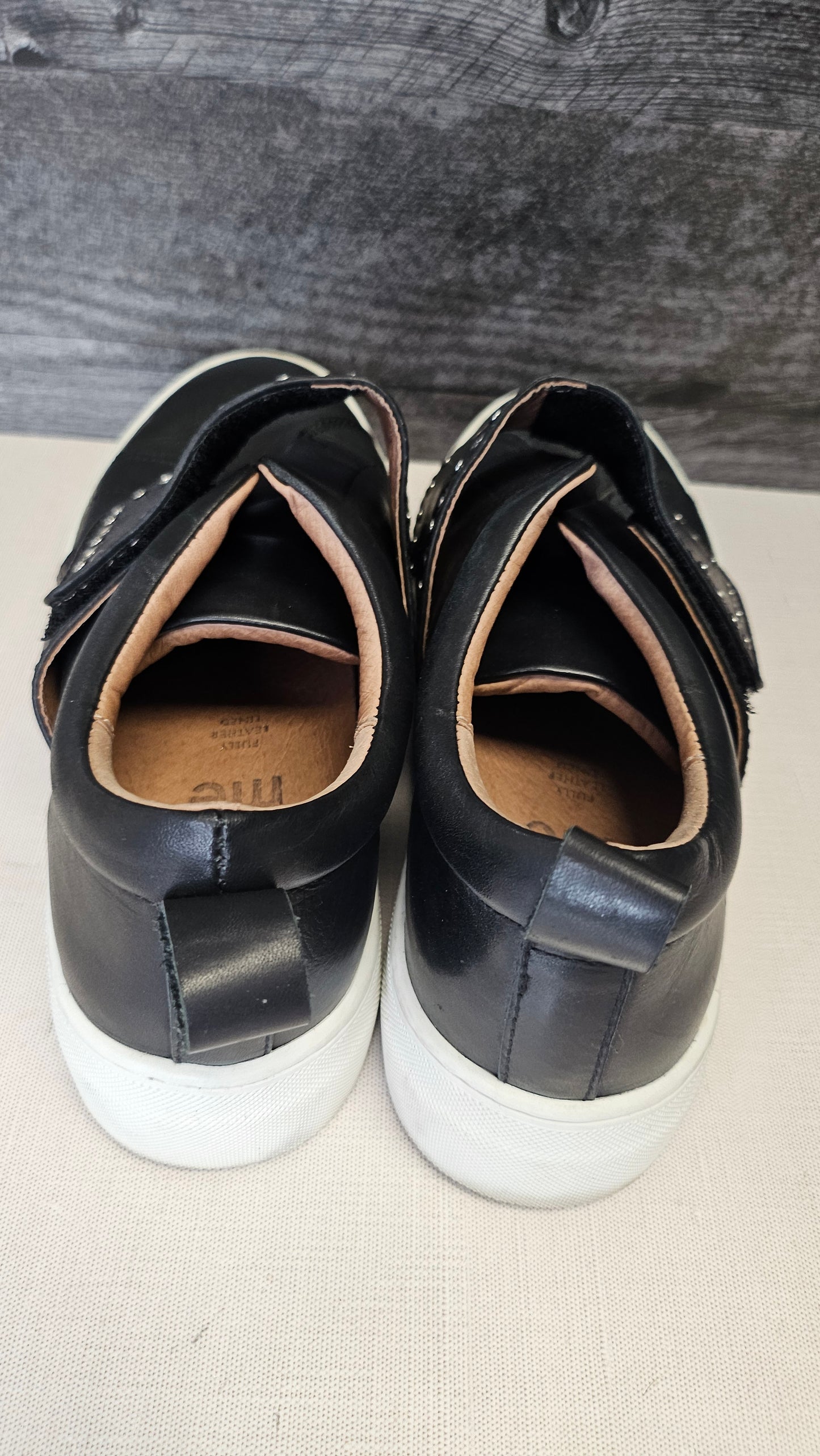 Mi Piaci Black Leather Sneaker (39)