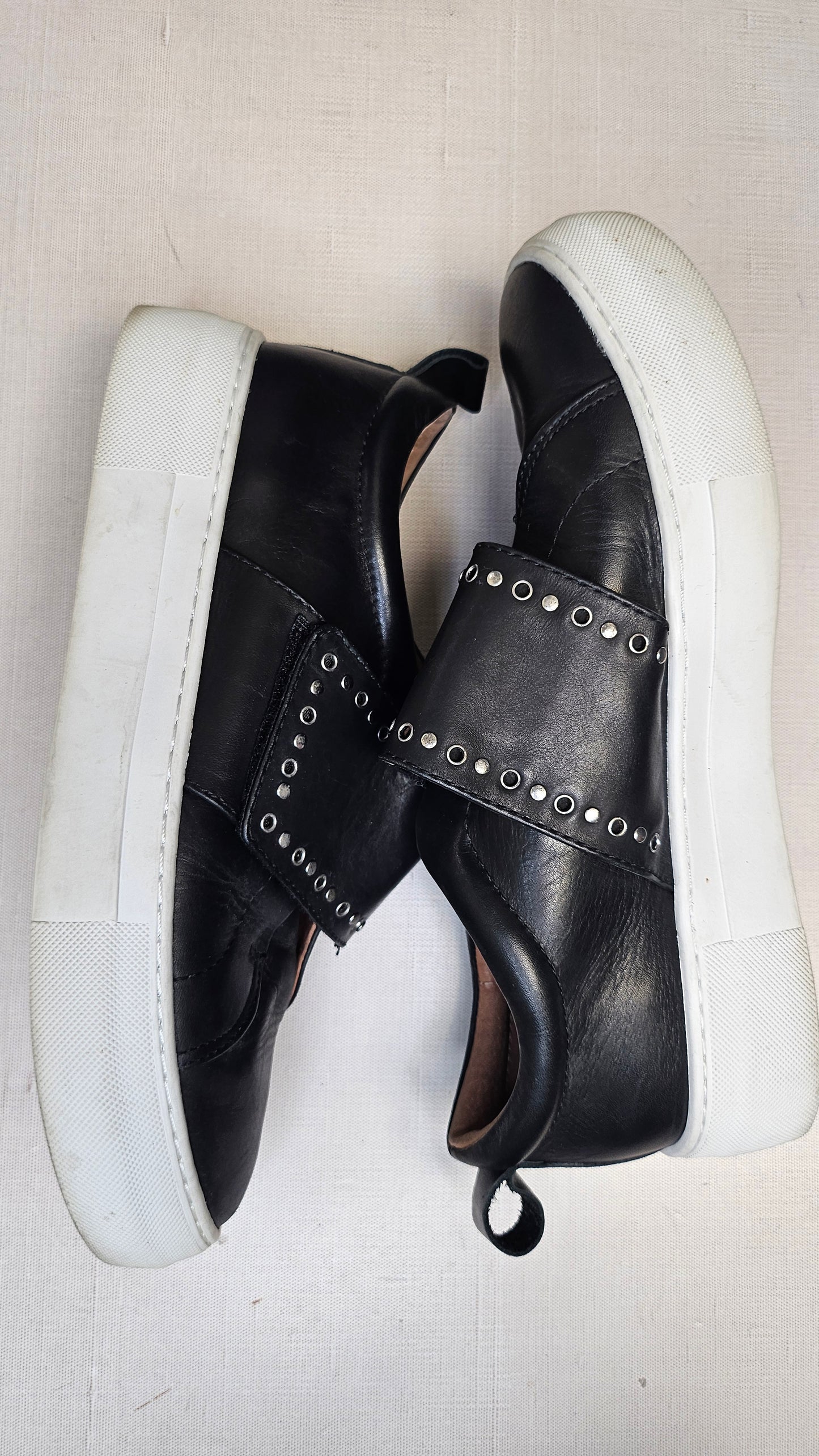 Mi Piaci Black Leather Sneaker (39)