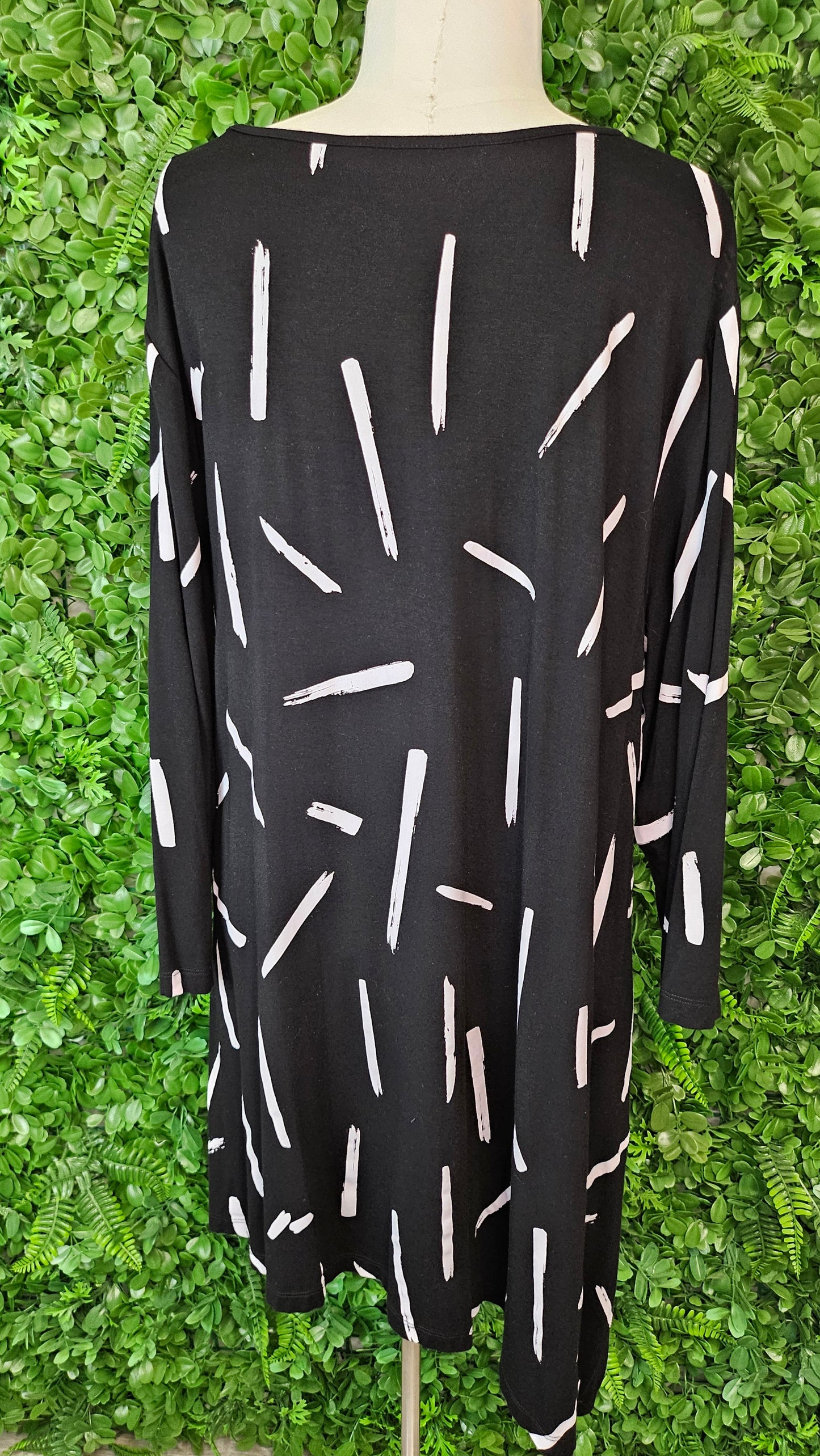 Pretty Basics Black/White Tunic Top (18)