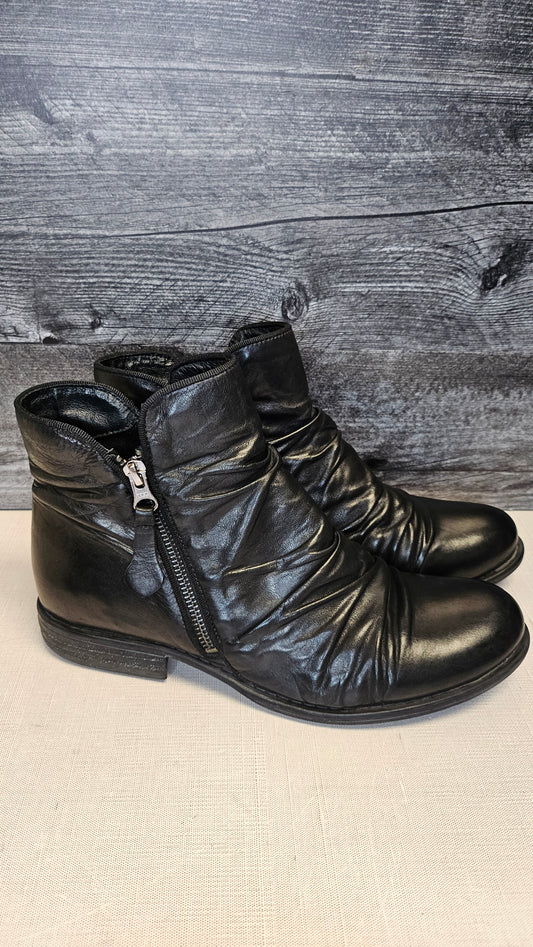 EOS Black Ankle Boot (41)