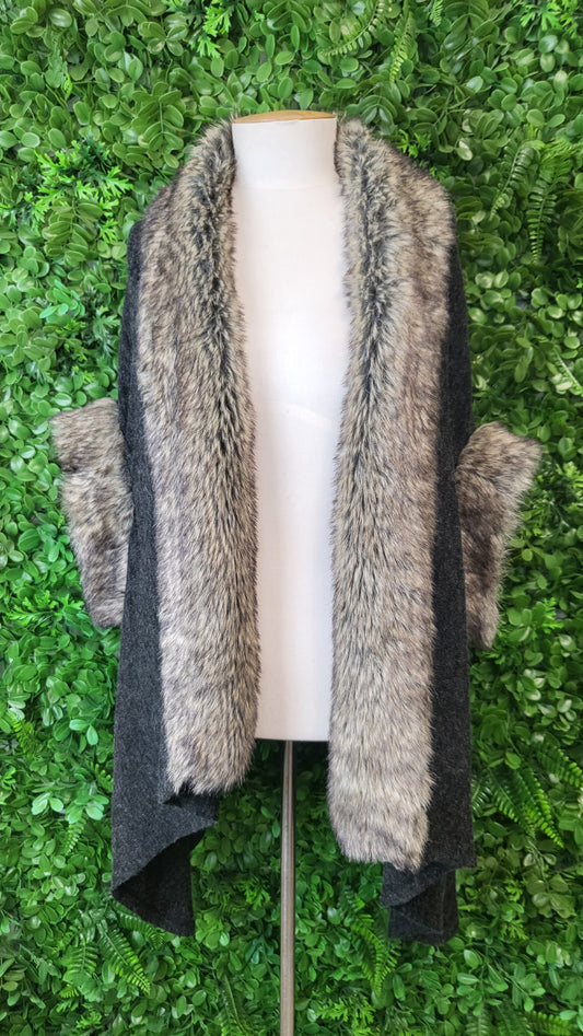 Vue Grey Faux Fur Trim Wrap (OSFM)