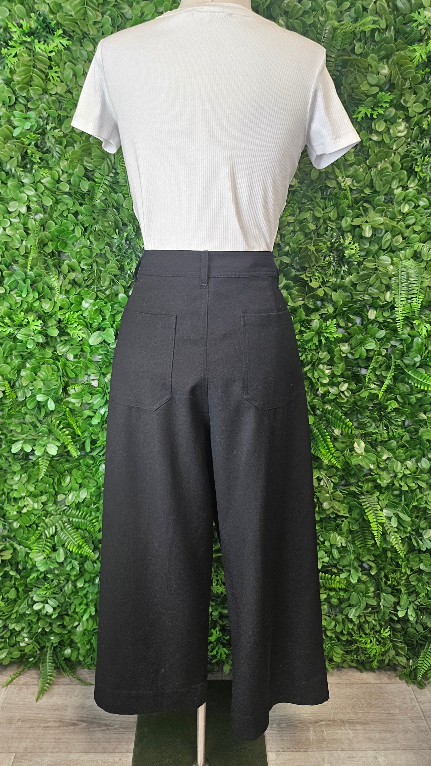 Blackstone Black Cropped Pants (14)
